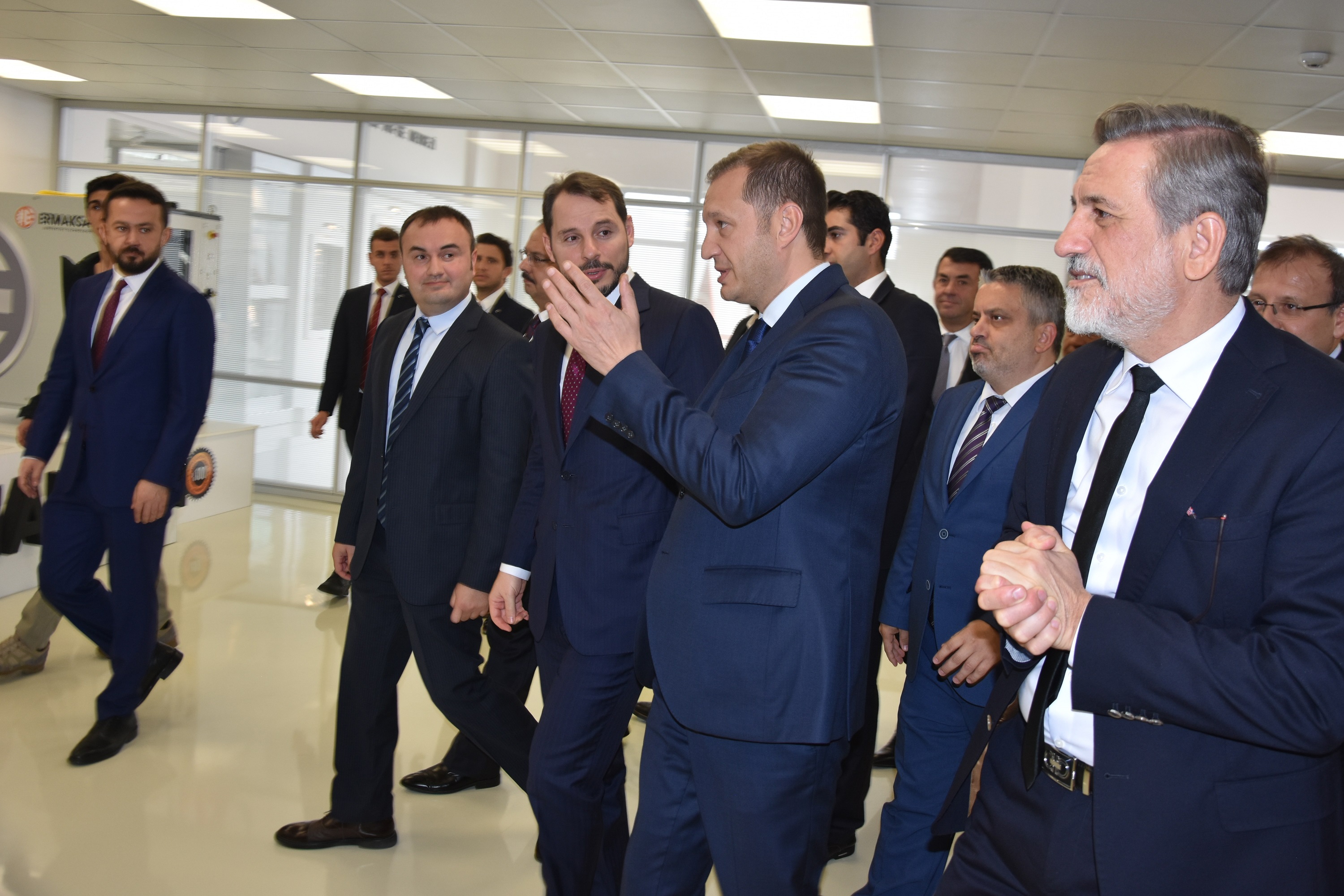 Bakan Albayrak, Bursa’da kilogram değeri 2 milyon dolarlık çip tesisini gezdi